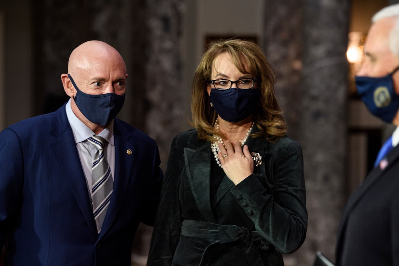 Mark Kelly junto a su esposa la excongresista demócrata 
<b>Gabrielle Giffords</b>, juró sobre la biblia de la abuela materna de Giffords. El juramento lo tomó el vicepresidente Mike Pence.