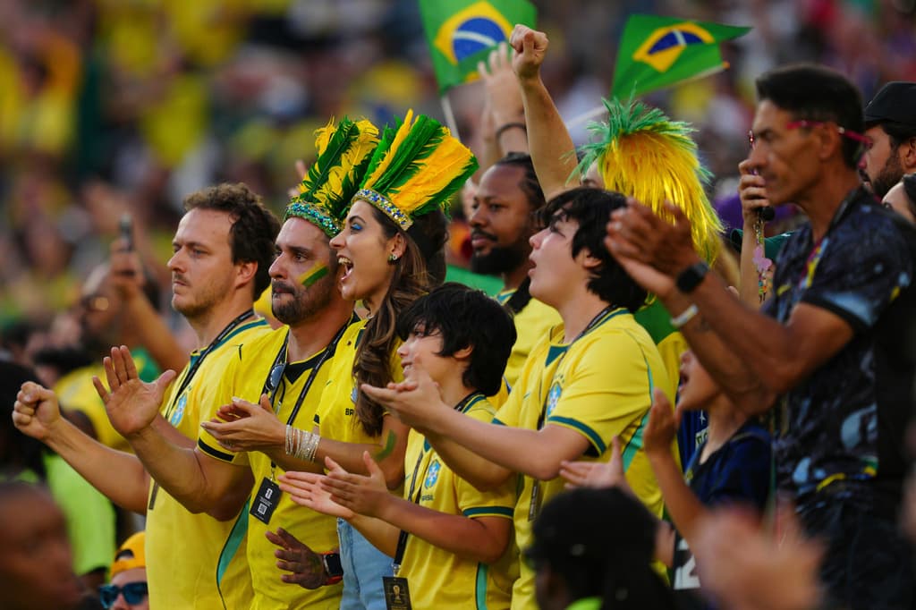 Aficionados brasileños apoyan desde las tribunas del estadio.