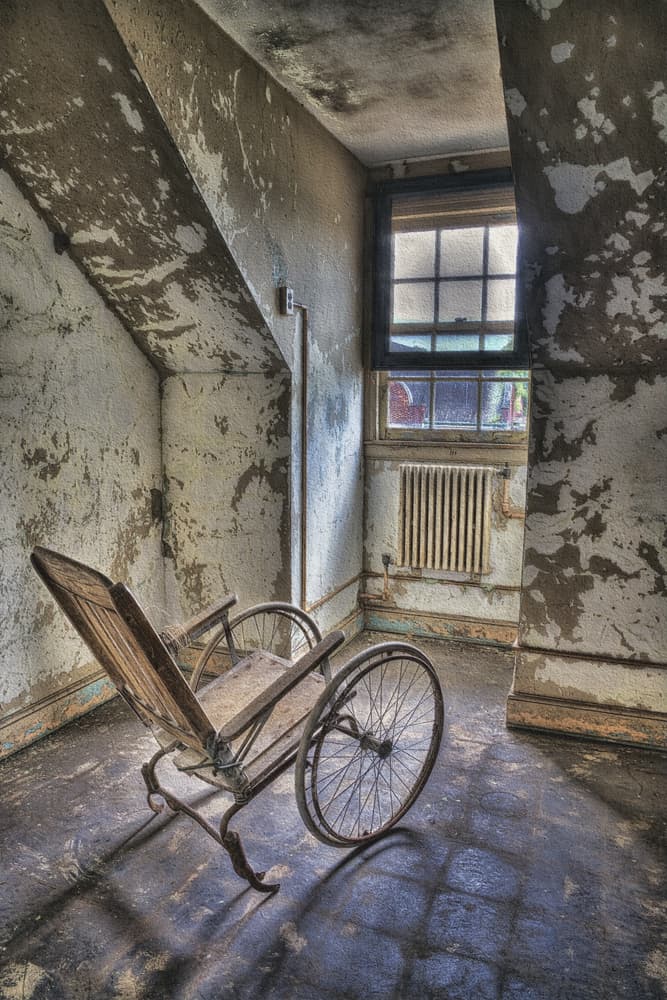 Desde entonces, en las últimas décadas el lugar abandonado se ha ido deteriorando pero también ha creado fama por estar supuestamente embrujado por los espíritus de personas que fallecieron ahí. Varios analistas de fenómenos paranormales han registrado actividad tenebrosa en el asilo, con cambios repentinos de temperatura, puertas azotándose, ruidos del más allá y otras cosas de miedo.