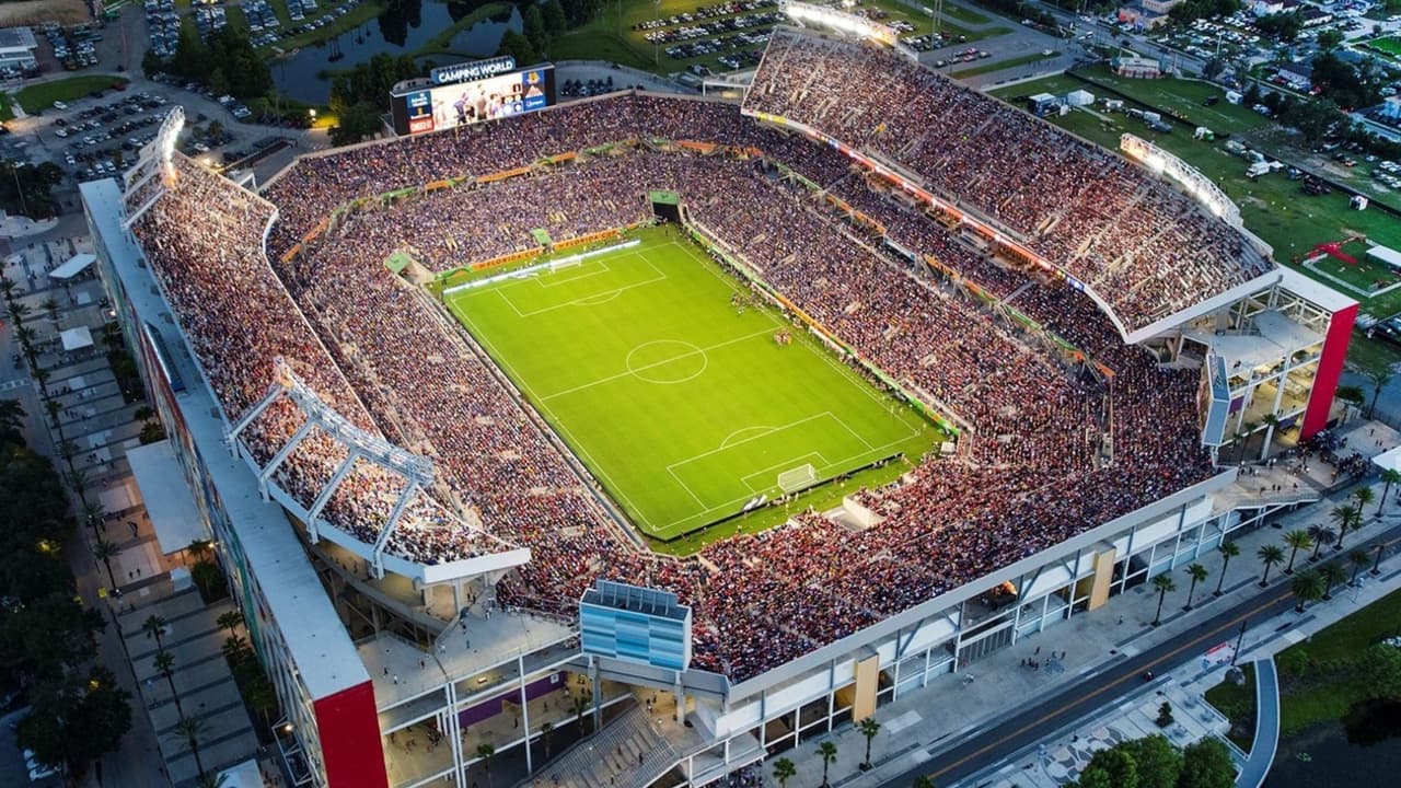 El Camping World Stadium ha sido testigo de eventos icónicos desde 1936, incluyendo conciertos y juegos.