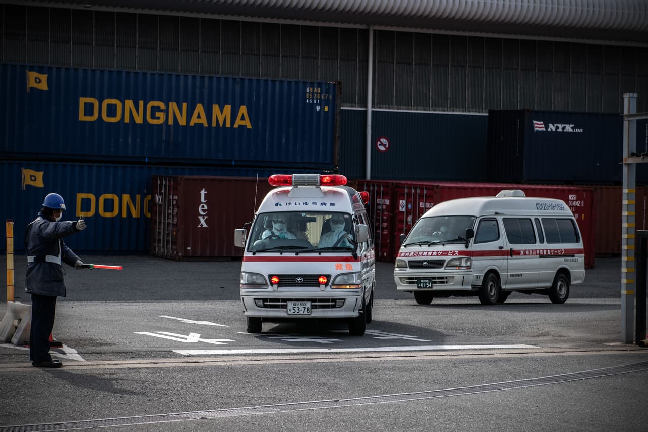 Además de los 61 casos detectados en el crucero, 
<b>Japón ha registrado otros 25 infectados en su territorio</b>, en su gran mayoría personas que estuvieron en Wuhan, ciudad china donde empezó la epidemia. Las autoridades niponas 
<b>han evacuado a más de 500 de sus ciudadanos desde Wuhan</b>, operación tras la cual el gobierno ha sido criticado por un enfoque demasiado laxo de la cuarentena.