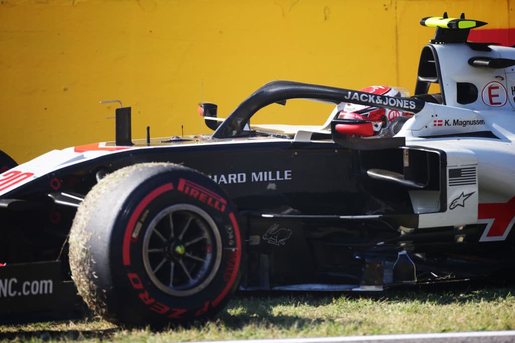Lewis Hamilton se lleva el Gran Premio de la Toscana, sumando su sexta victoria de la temporada y la número 90 de su trayectoria. La carrera se vio accidentada por el Safety Car, provocando banderas rojas.