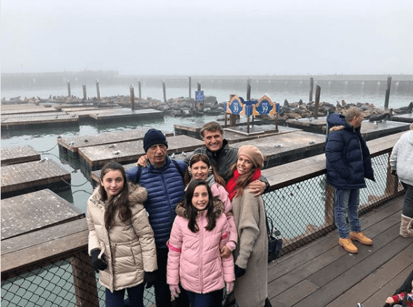 La misma Maki publicó esta instantánea el 27 de diciembre de 2017, donde indicó que ella y su familia se encontraban en el muelle comercial Pier 39, en San Francisco, California.