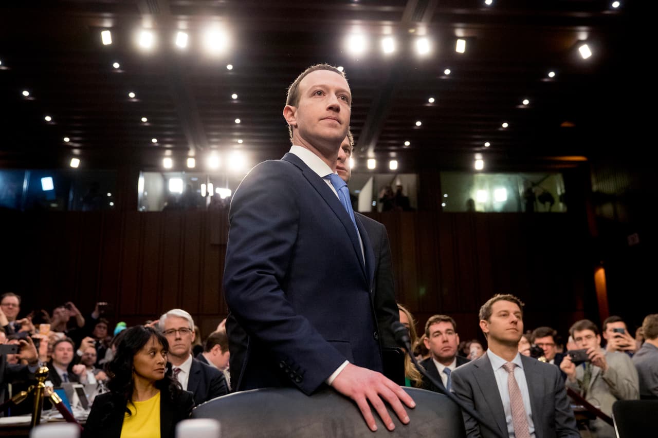 El ejecutivo confirmó que Facebook no notificó a la Comisión Federal de Comercio de EEUU cuando descubrió la filtración de datos de la empresa Cambridge Analytics. Dijo que tras su reclamo a la consultora política 
<b>pensaron que era un "caso cerrado".</b>