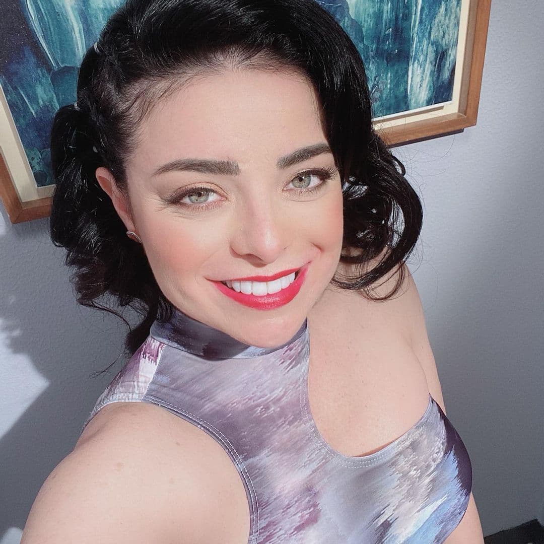 <b>Violeta Isfel</b>
<br>En octubre de 2021, 
<a href="https://www.univision.com/galavision/violeta-isfel-desafia-a-sus-fans-para-ganar-una-convivencia-con-ella-en-su-camerino">la actriz</a> conocida por su papel de Antonella en la telenovela 
<i>Atrévete a soñar</i> compartió una foto sin maquillaje y se sinceró acerca de sus inseguridades.