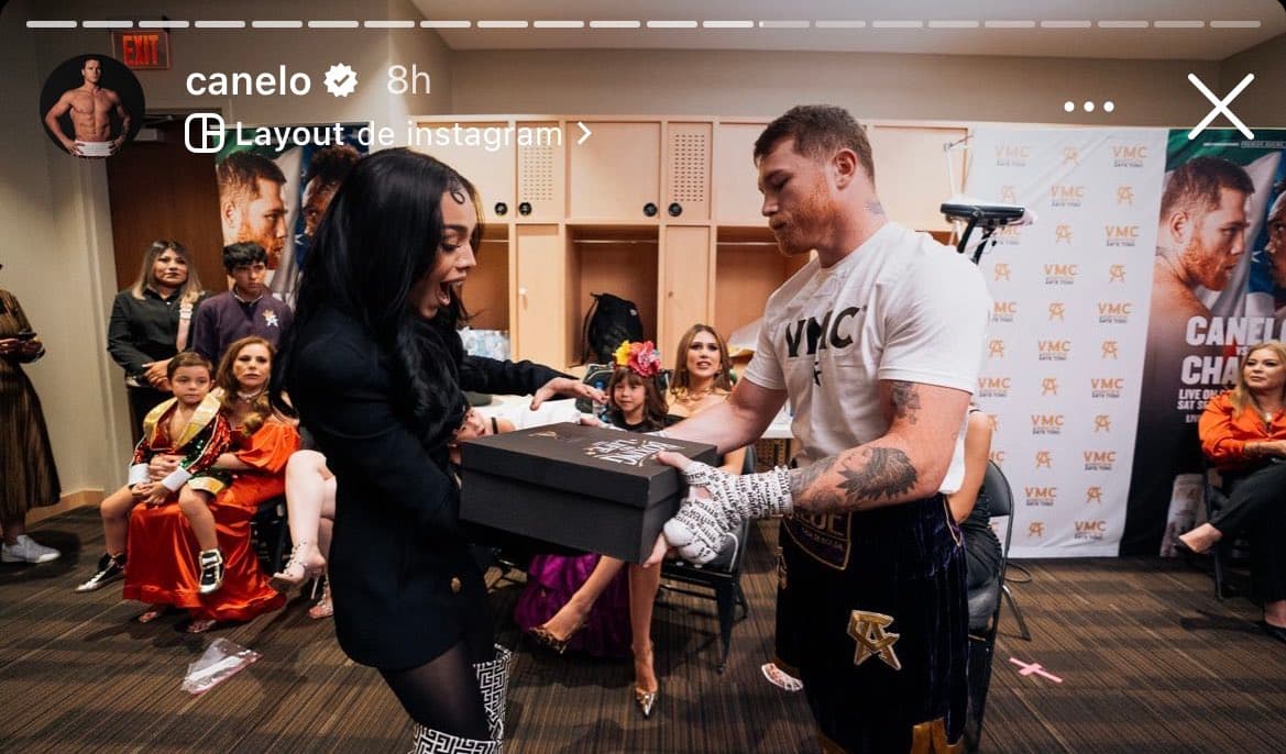 Canelo regaló guantes exclusivos a Danna Paola tras cantar el himno

