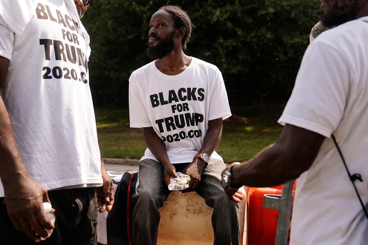 Miembros de un grupo llamado Blacks for Trump lanzaron insultos raciales a los ayudantes del sheriff afroamericanos. 
<br>