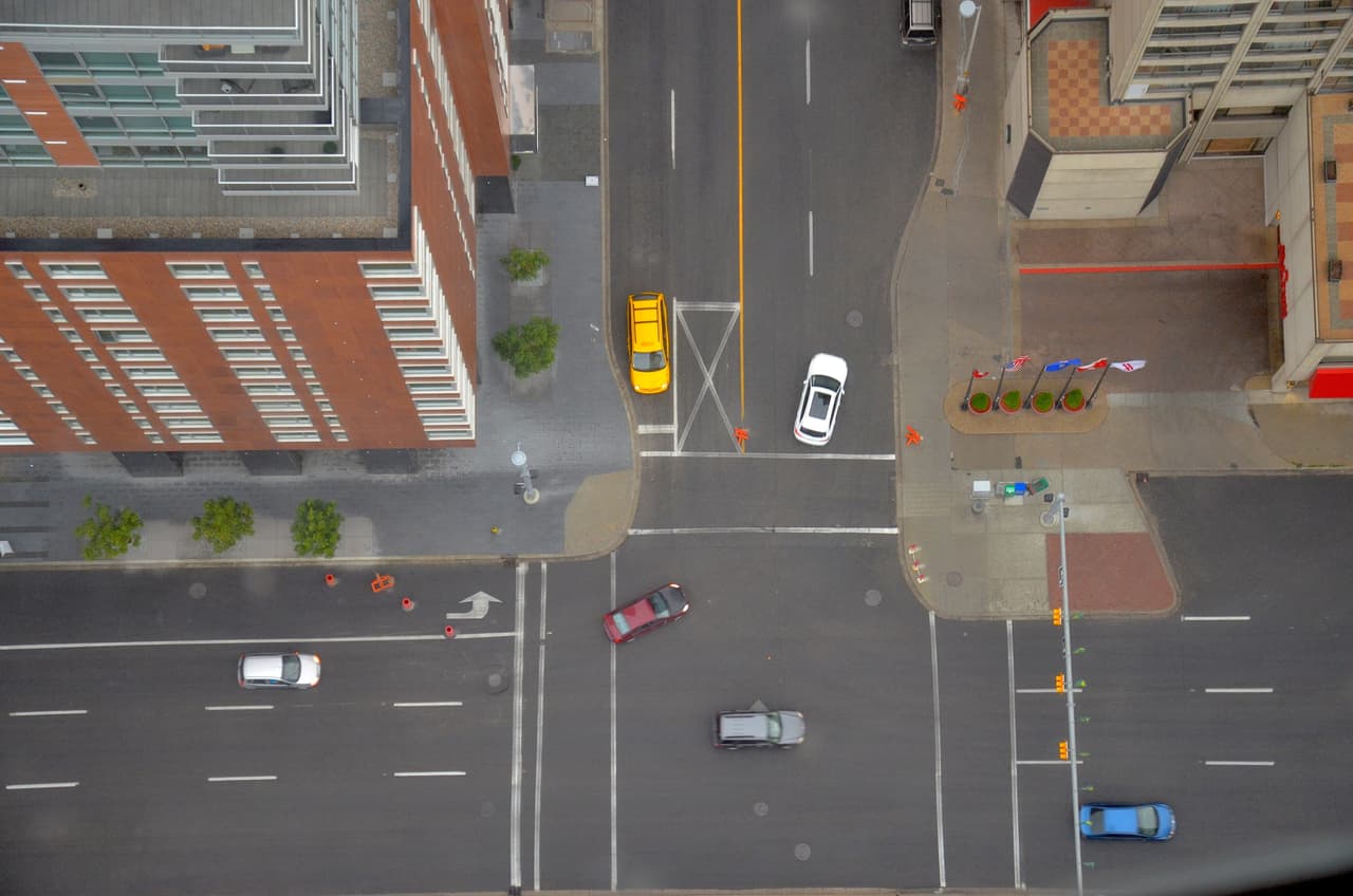 <b>Confusión en cruces de cuatro direcciones</b>
<br>
<br>Al llegar a una intersección de cuatro direcciones en la que solo hay señalización de Stop debes hacer alto total y esperar tu turno para cruzar. Cuando dos autos llegan al mismo tiempo a un cruce (cada uno de diferente lado), cruzará primero el coche de la derecha. No olvides poner tu luz direccional en caso de que vayas a girar.