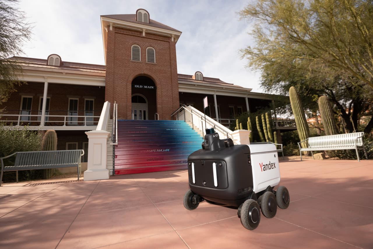Despliegan flota de robots para entregar comidas en la 
<a href="https://www.univision.com/local/arizona-ktvw/una-alfombra-gigante-para-celebrar-el-dia-de-los-muertos-la-despliegan-en-el-corazon-de-la-universidad-de-arizona-fotos">Universidad de Arizona</a> al sur del estado.