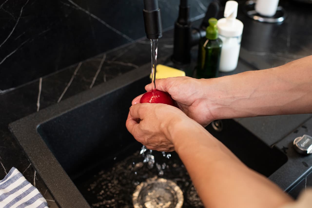 ¿Qué tan limpia es el agua que tomamos todos los días?