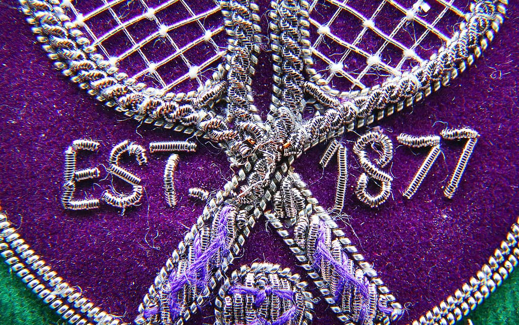 Un acercamiento a la insignia de la chaqueta de un árbitro en 2013.