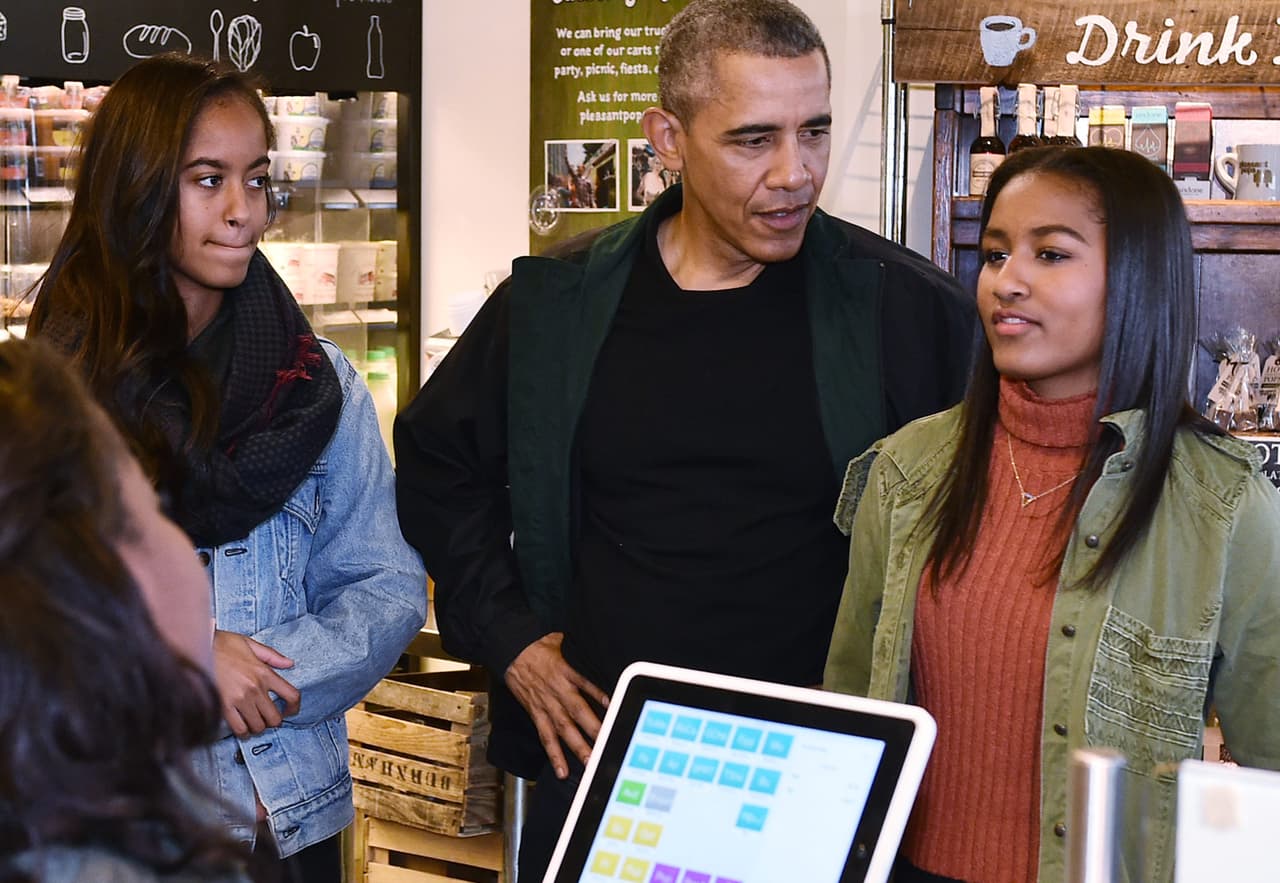 Malaia y Sasha han acompañado a su padre en un sin fin de actividades políticas y las hemos visto crecer en estos 8 años. Lo bueno es que ellas dos también han podido disfrutar de las cosas más simples, de las que cualquier hija hace con su papá, como ir de compras, pasear o tomar un café.