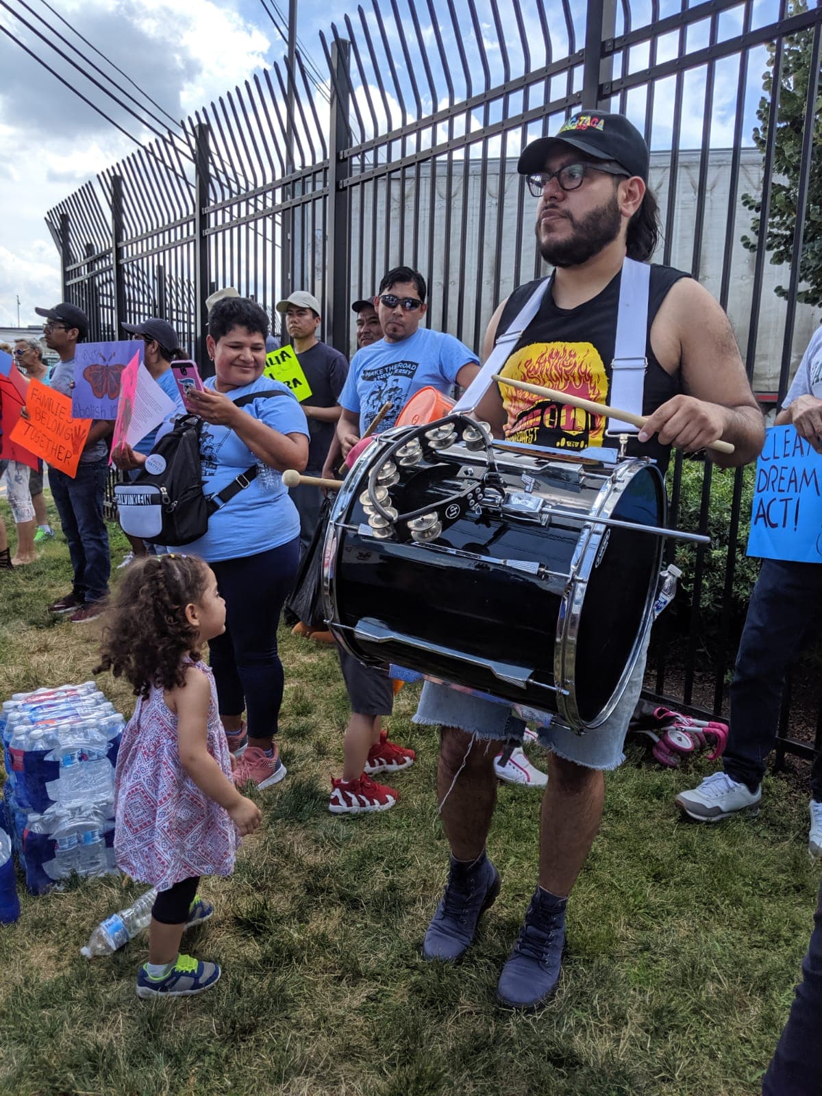 "A medida que la administración Trump intensifica su campaña contra las familias indocumentadas en Nueva Jersey y en todo el país, es hora de que Amazon comience a actuar como un ciudadano corporativo responsable", dijo Albert Arroyo, Co-Manager de la Junta Conjunta de Lavandería, Distribución y Servicio de Alimentos de Workers United, SEIU.