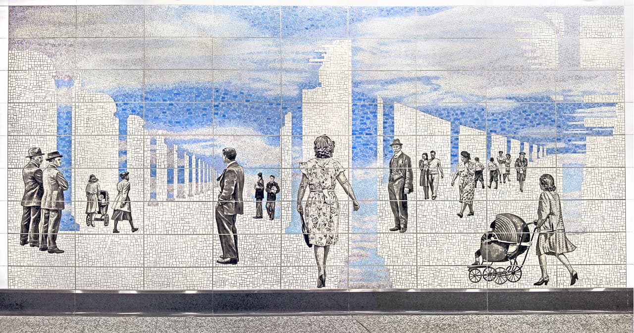 “Perfect Strangers”, de Vik Muniz, basada en fotos reales, rinde tributo a todas las personas con que uno podría toparse en el metro de Nueva York, incluyendo un aturdido hombre de negocios, chicos de la escuela con rostros aburridos y un felino peludo.