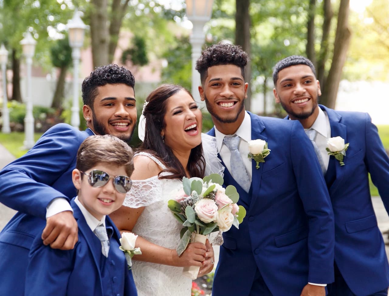 Ilia, además de celebrar a su mamá, también celebra su maternidad y en esta foto, la favorita de su esposo Luis, nuestro director de operaciones, le regala una gran sonrisa al mundo en compañía de sus galanes. Indudablemente, Antonio, Luis Gabriel, Yan Luis y Luis Daniel llenan la vida de Ilia de alegría y grandes emociones. 
<br>