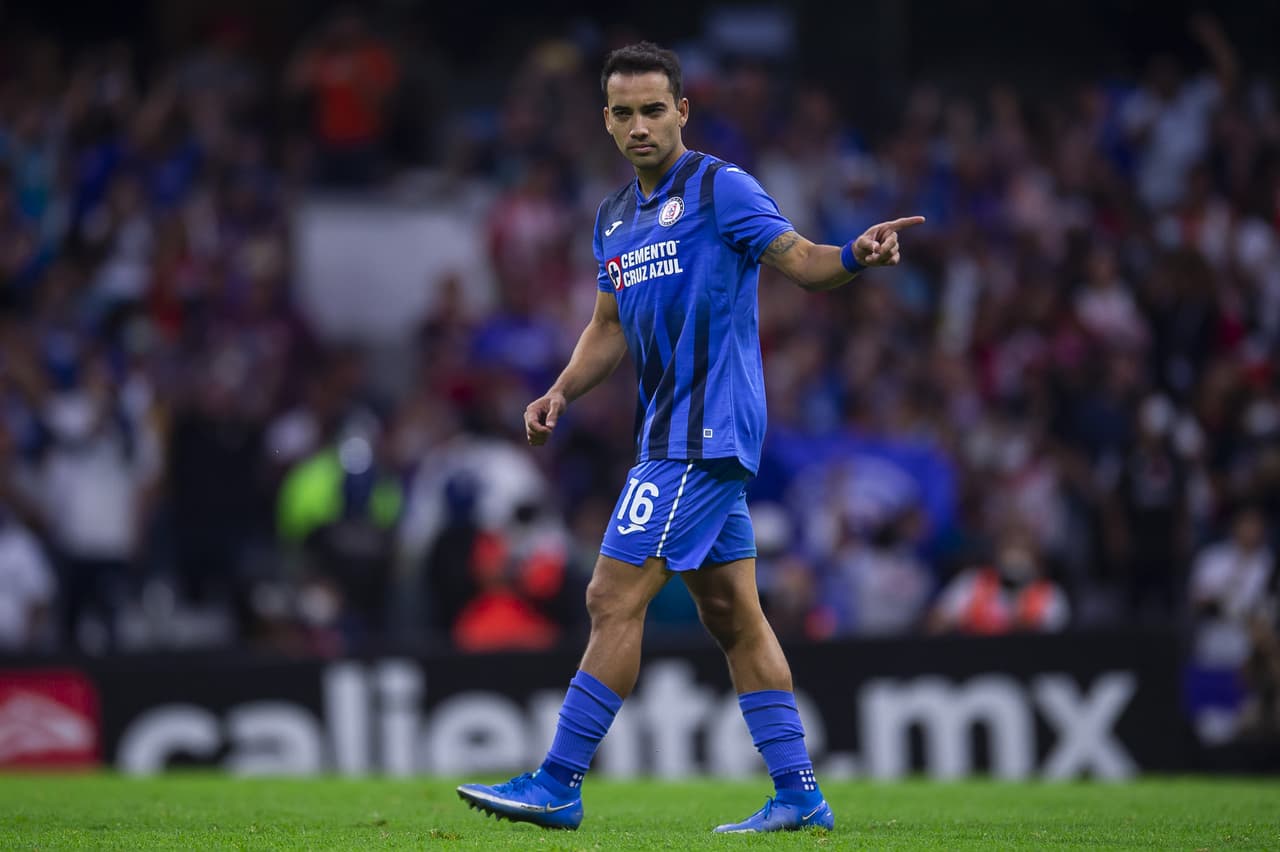 El lateral mexicano Adrián Aldrete se fue de Cruz Azul para fichar con Pumas.