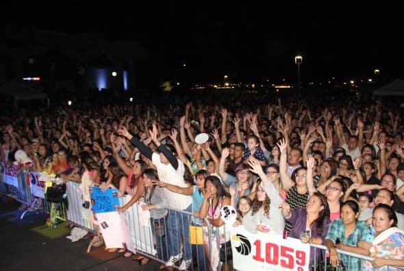 El Dasa revolucionó Phoenix con su voz y carisma, enloqueciendo a miles de fans que los esperaban ansiosas. El chulo causó furor con sus movimientos sexy y desafió seguridad para acercarse y bailar con sus consentidas.