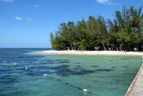 Está a tan solo seis minutos en barco desde el municipio de Salinas. Tiene una sola casa que cuenta con tres habitaciones. La misma funciona solo con energía solar. (Fotos: http://puertoricosothebysrealty.com/)
