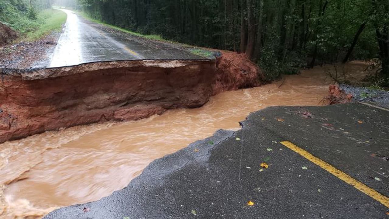 Las fuertes lluvias provocó que parte de la carretera de North Rivoli Farms Drive, en el condado de Monroe se derrumbara creando un agujero de 20 pies de profundidad en el suelo.