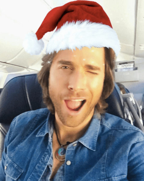 Desde el avión, uno de los 'Santa Claus' más sexys de la actuación, Sebastián Rulli.