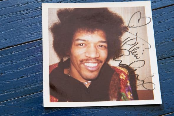 Jimi Hendrix El legendario guitarrista fue arrestado en 1969 cuando se le encontró heroína, pero los cargos fueron retirados al declarar que no eran suyas.