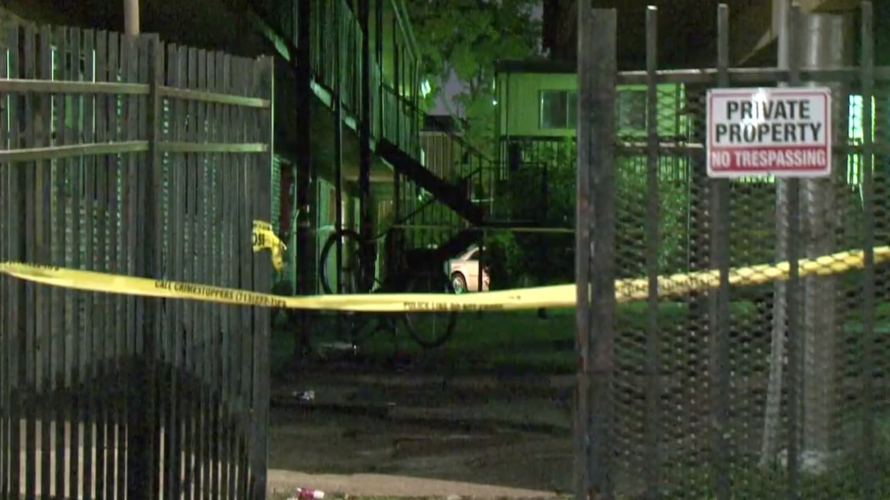 Al escuchar los disparos el hombre que estaba en el interior del departamento tomó un arma.