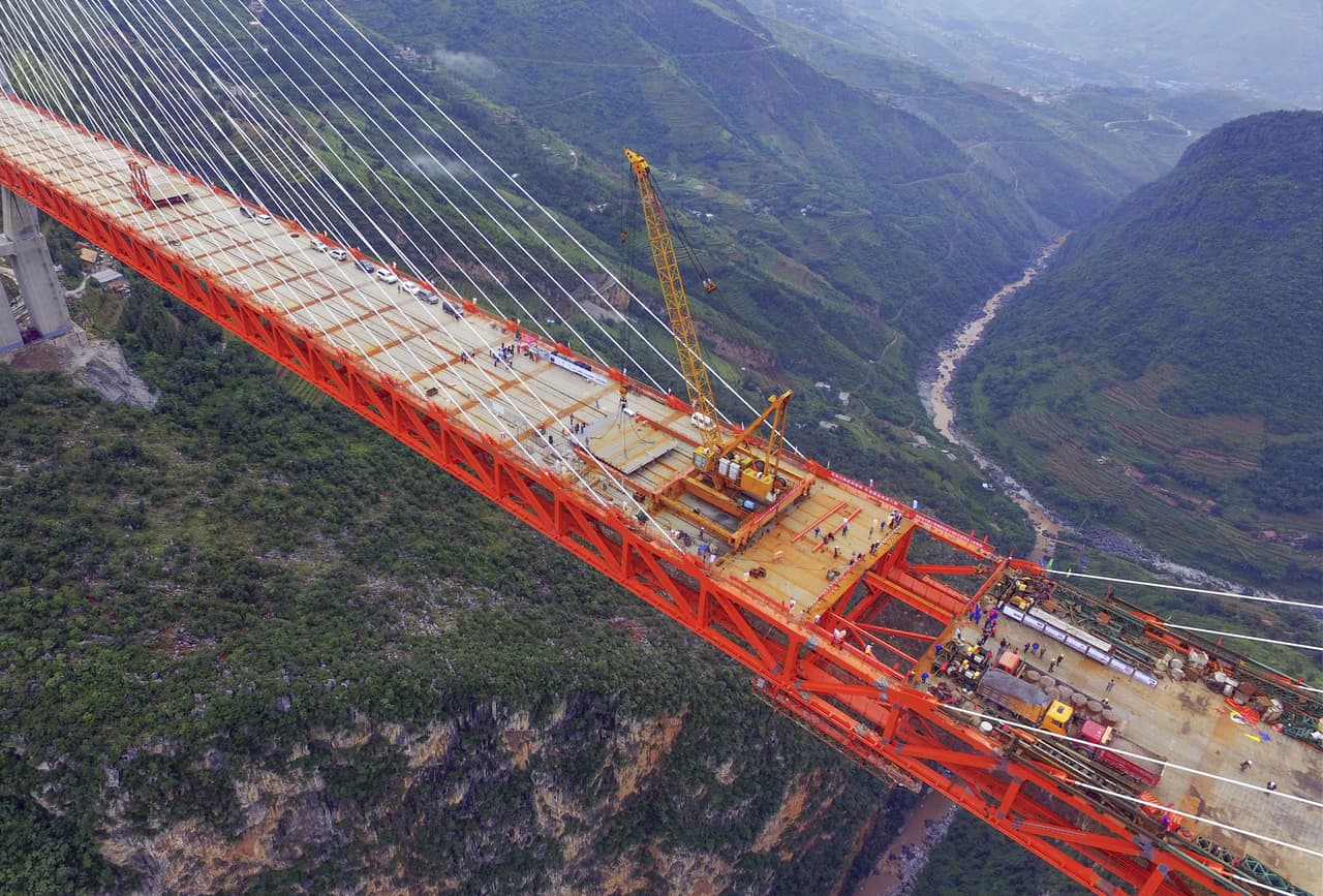 La estructura, que se extiende por el valle Beipanjiang, es parte de una autopista que une la ciudad de Hangzhou, en la oriental provincia de Zhejiang, con la ciudad de Ruili, en la provincia de Yunnan, al suroeste de China.