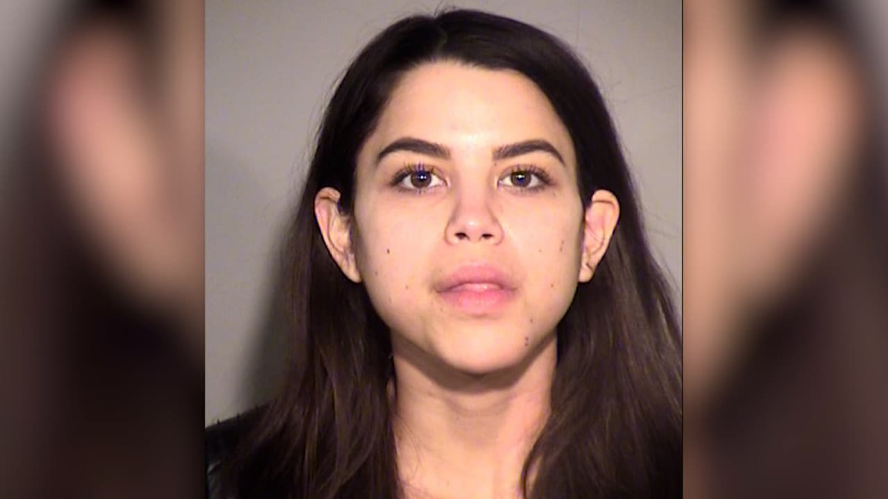 <b><a href="https://www.univision.com/local/nueva-york-wxtv/mujer-que-acuso-a-adolescente-negro-de-robar-su-iphone-en-hotel-de-nyc-es-arrestada-en-california"><u>Arrestan en California a mujer que acusó a adolescente afroamericano de robarle su iPhone en hotel de Nueva York</u></a></b>
<br>La 
<a href="https://www.univision.com/local/nueva-york-wxtv/mujer-acusa-falsamente-a-un-adolescente-negro-de-robar-su-telefono-en-hotel-de-nyc">mujer que acusó falsamente a un adolescente negro</a> de robar au iPhone en el vestíbulo del Hotel Arlo en Manhattan, y que ha sido apodada la "Karen de SoHo", dio mucho de que hablar a principios del año.