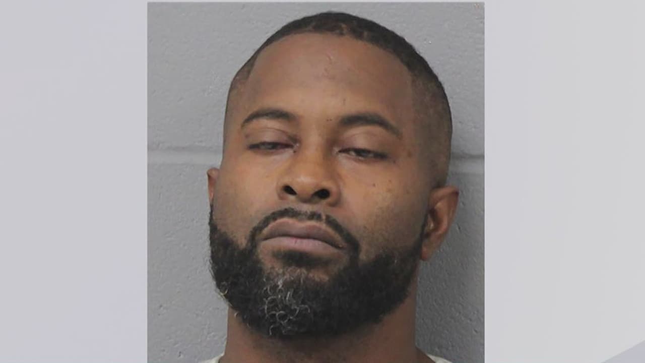 Una niña de 6 años llamó a la policía para alertar que su padre estranguló a su hermana en la sala de la casa y que la menor estaba inconsciente.