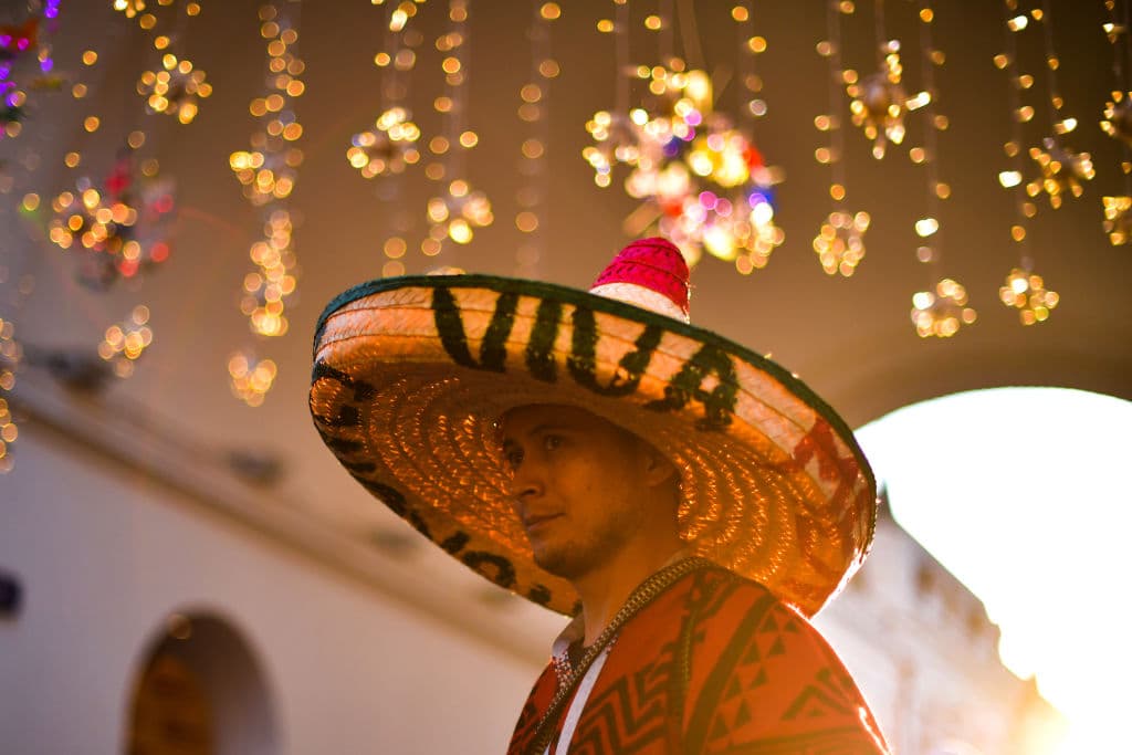 La fiesta mexicana tomó las calles de Moscú y con máscaras, banderas, sombreros y todo aquello que caracteriza a la afición Tricolor, causaron furor y contagiaron con su entusiasmo.
