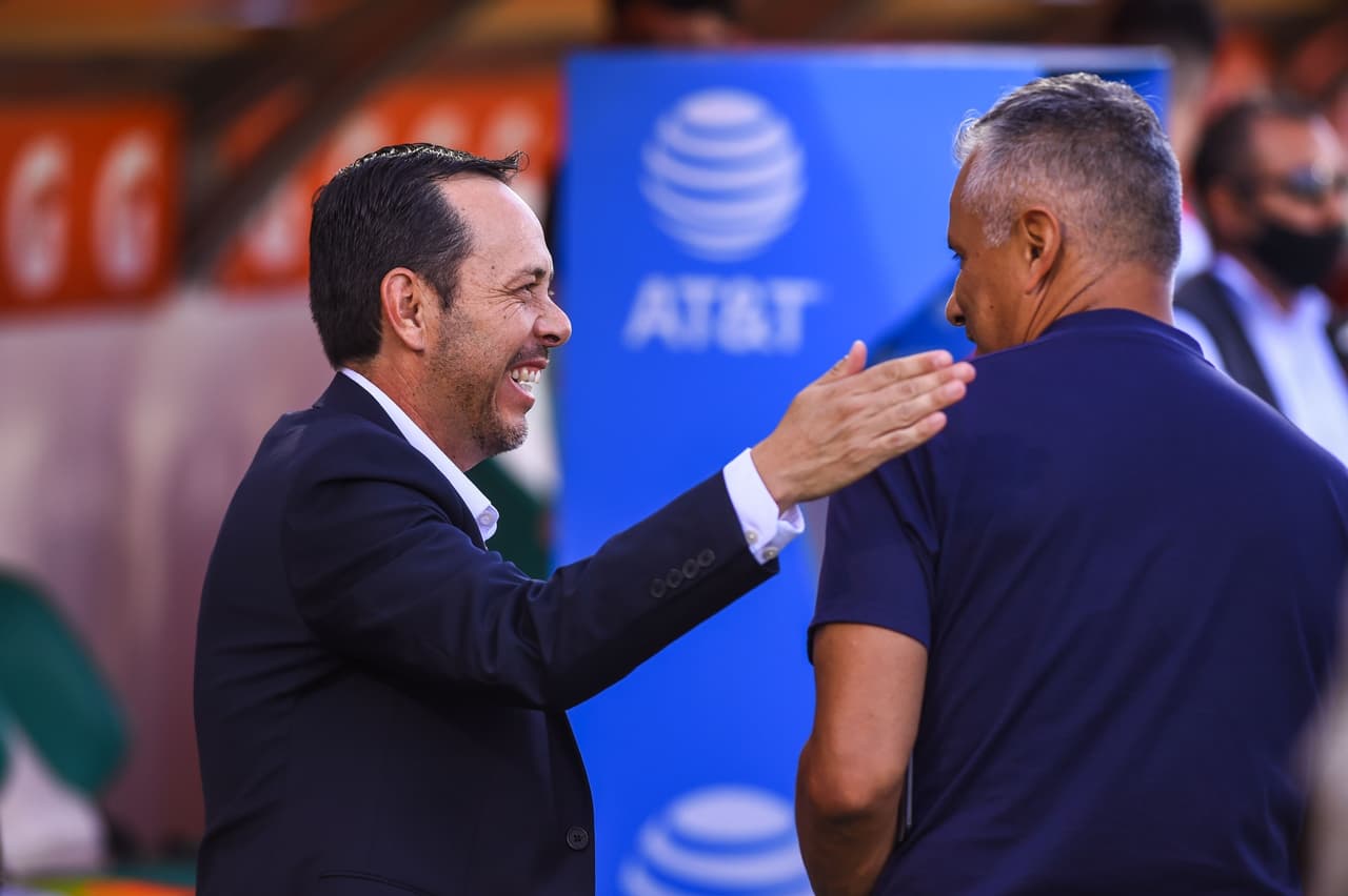 Fentanes saludaba a los rivales.