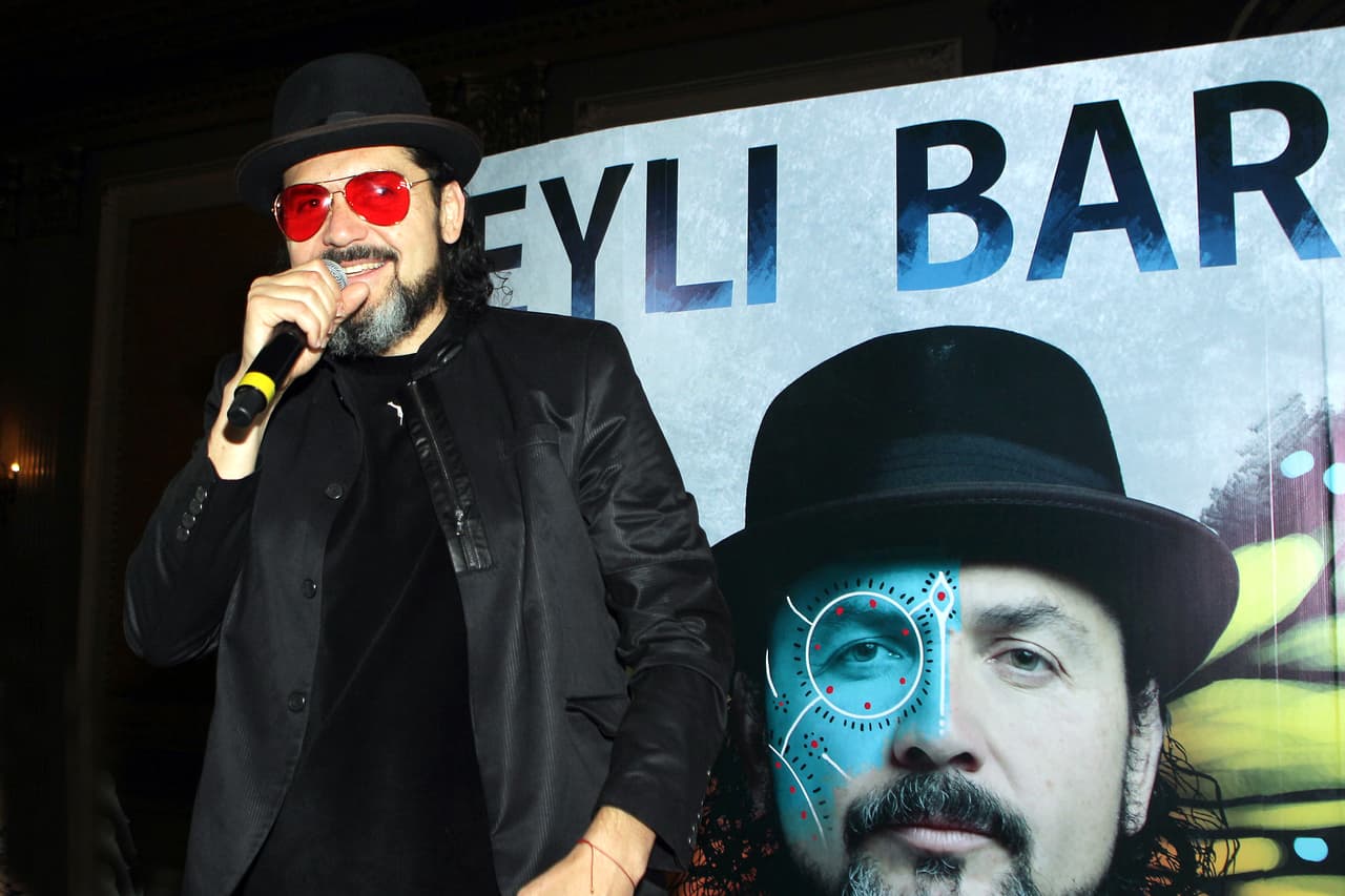 El músico chiapaneco, quien también estuvo en rehabilitación por alcoholismo, suele recordar y agradecer en sus conciertos el apoyo que recibió por parte de 'El Príncipe de la Canción'.