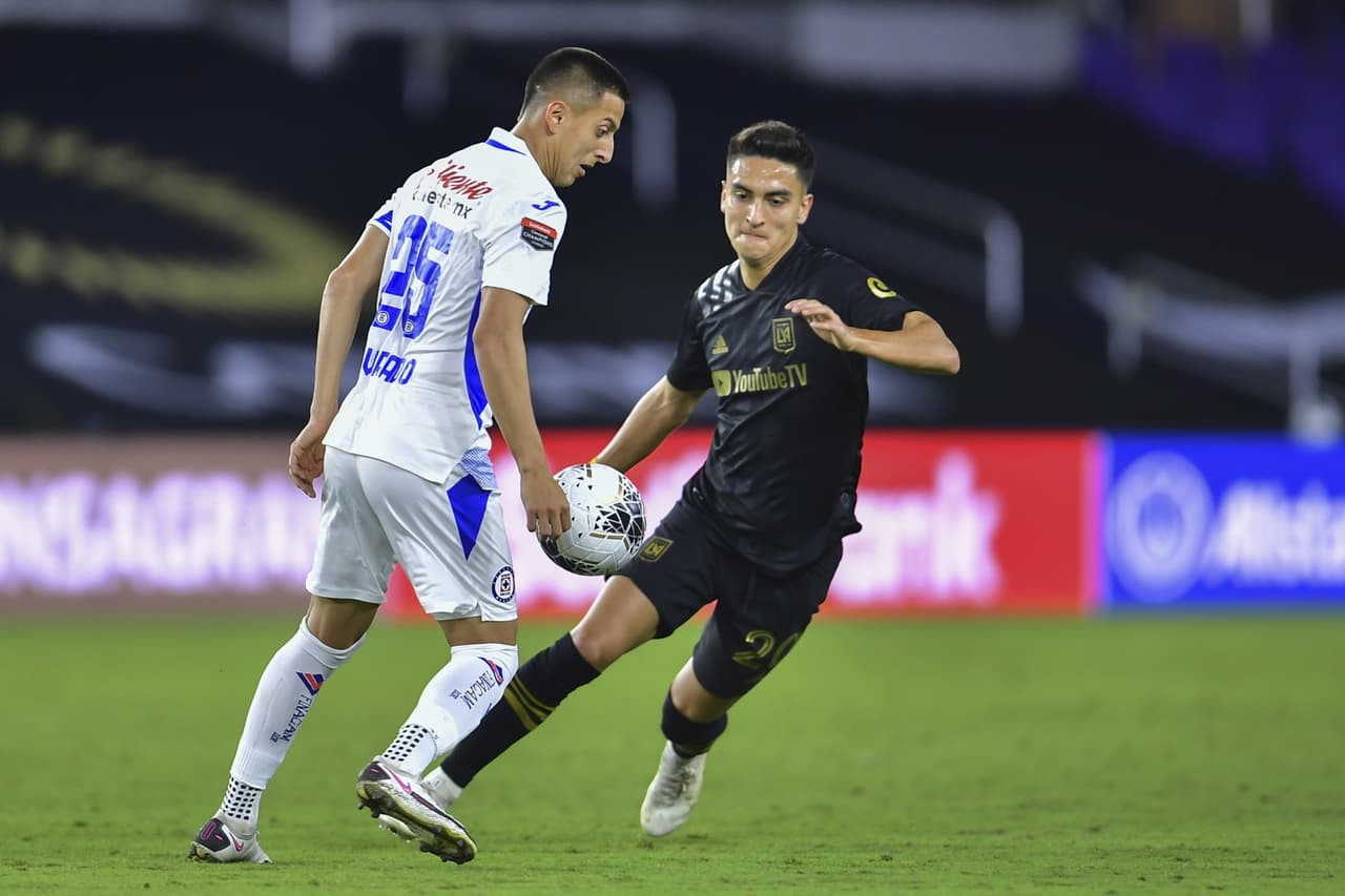 Carlos Vela y Kwadwo Opoku consiguen imponerse al Cruz Azul 2-1 en partido único y avanzan a las semifinales del torneo.