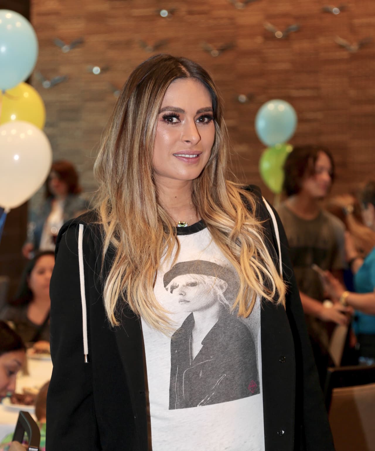 Con dicho video, Galilea Montijo se sumó a los
<b><a href="https://www.univision.com/entretenimiento/no-solo-montserrat-oliver-todos-estos-famosos-han-sido-victimas-de-hackers-fotos#fbed99440000" target="_blank">famosos cuya información privada ha sido expuesta en redes sociales</a></b>.