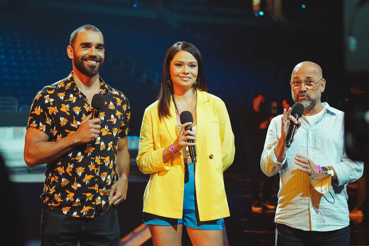 Marcus Ornellas y Sirey Morán, la ganadora de Nuestra Belleza Latina 2021, se sumaron a los últimos preparativos en la tarima.