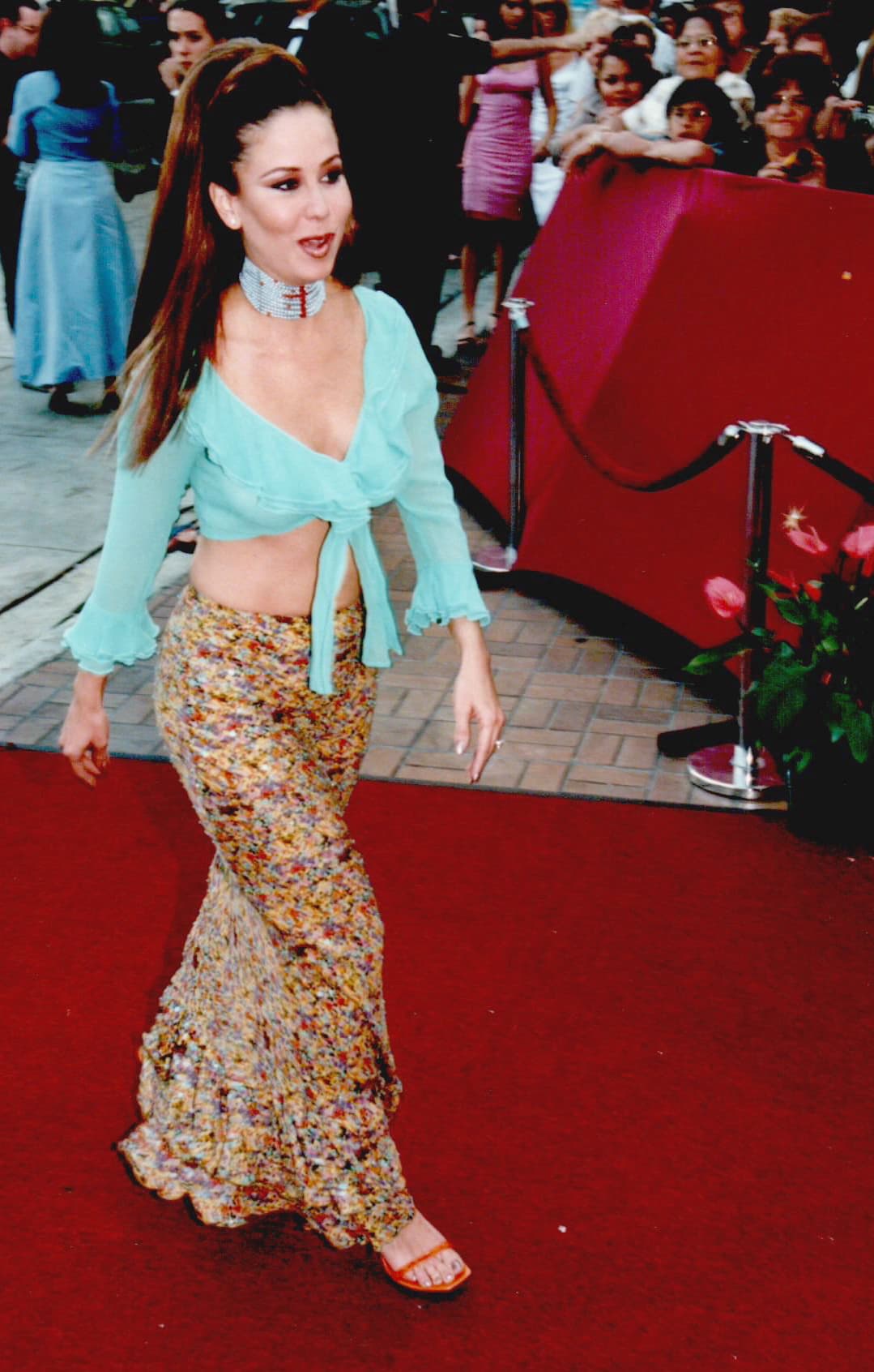 Ese año lució un look veraniego, con top en color acqua y una falda floreada hasta el piso.