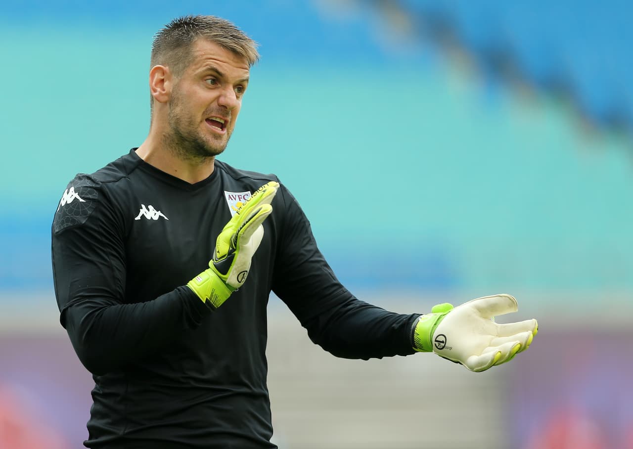 La portería fue reforzada con el arquero Tom Heaton, que llegó por 8.8 millones desde el Burnley para aportar experiencia.