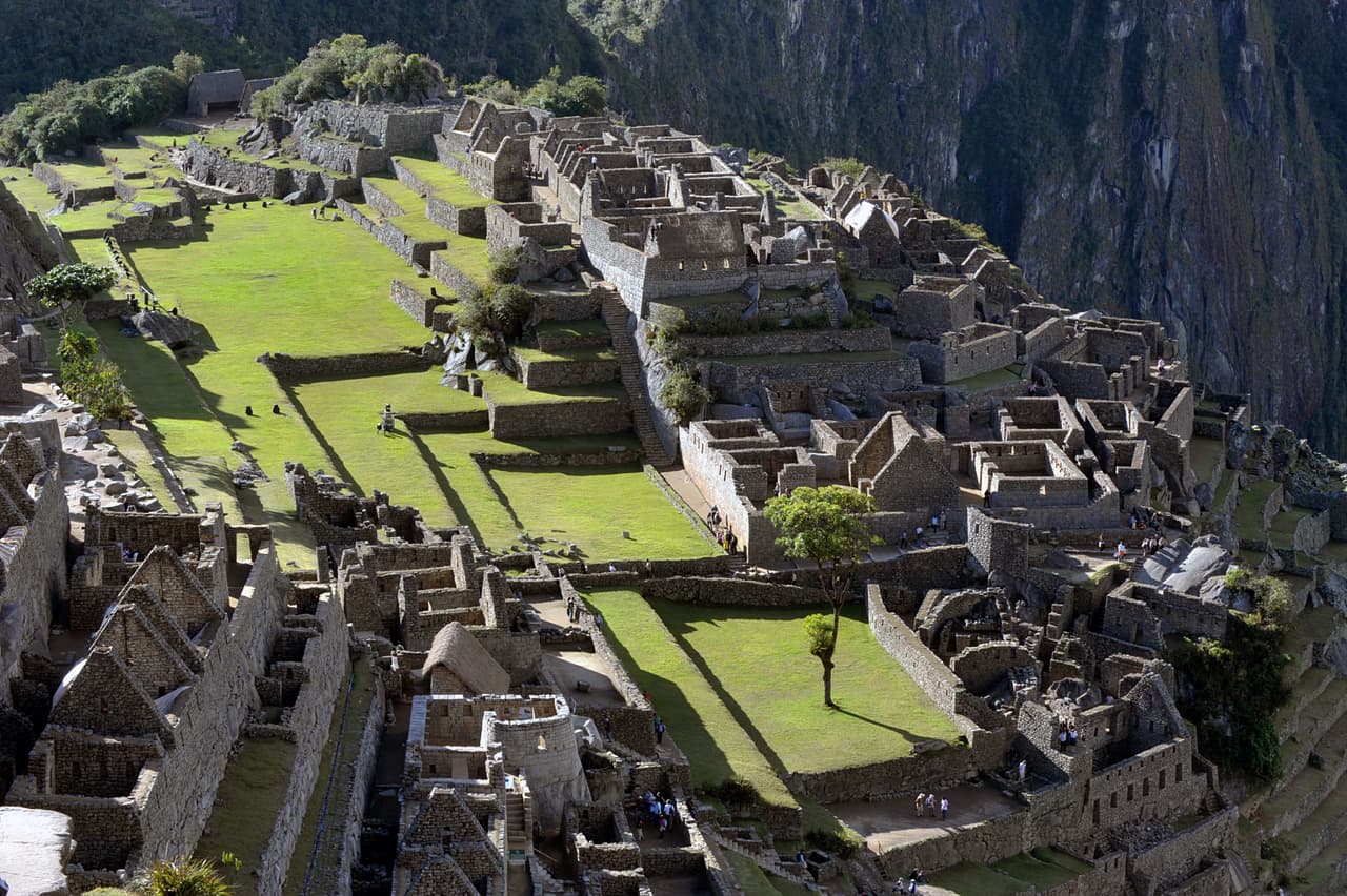 Machu Picchu, Perú. Esta maravilla arquitectónica de piedra caliza, que data de mediados del siglo XV, está situada en una elevada meseta en las profundidades de la selva amazónica, explica el sitio Trip Advisor.