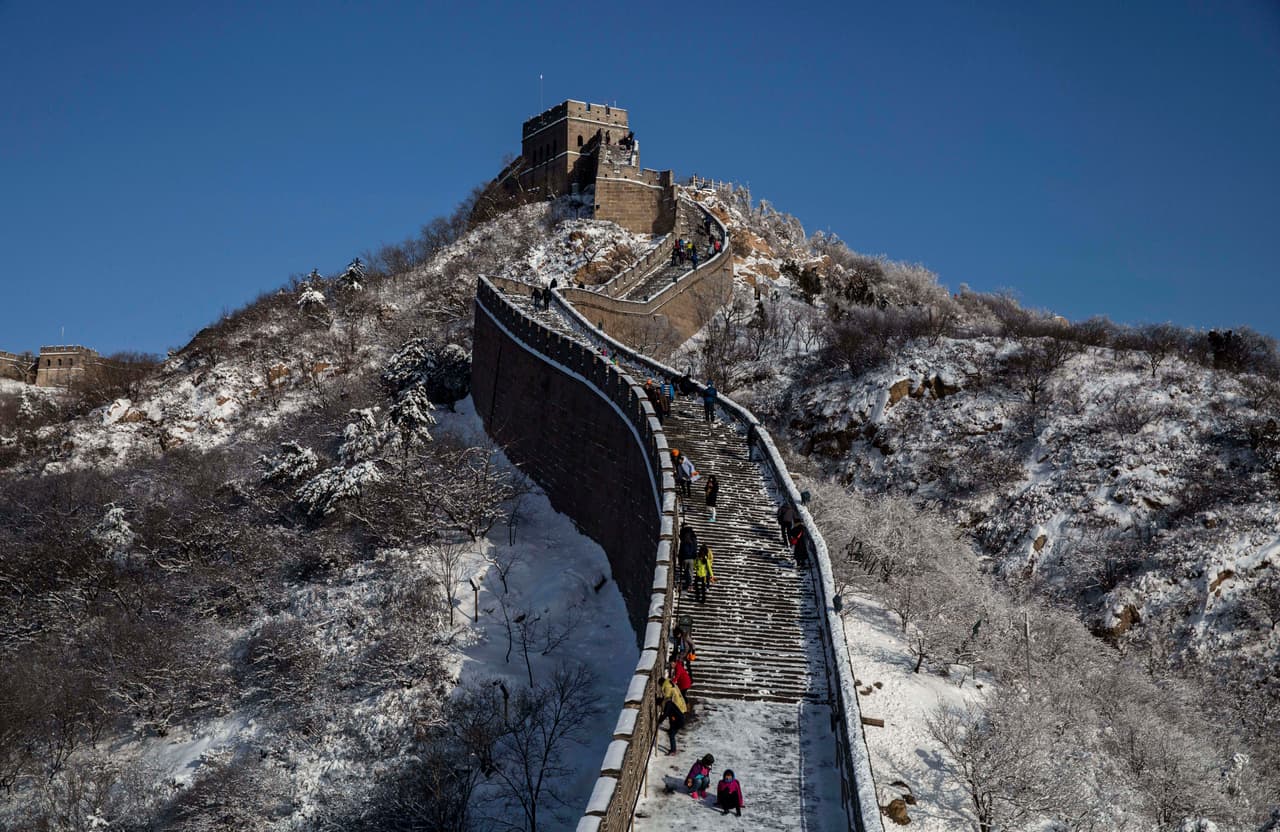 Gran Muralla China. Esta fortificación fue alzada en el siglo IV a.C. y reconstruida en el siglo XVI, para proteger al imperio chino de los ataques de los nómadas xiongnu de Manchuria y Mongolia.