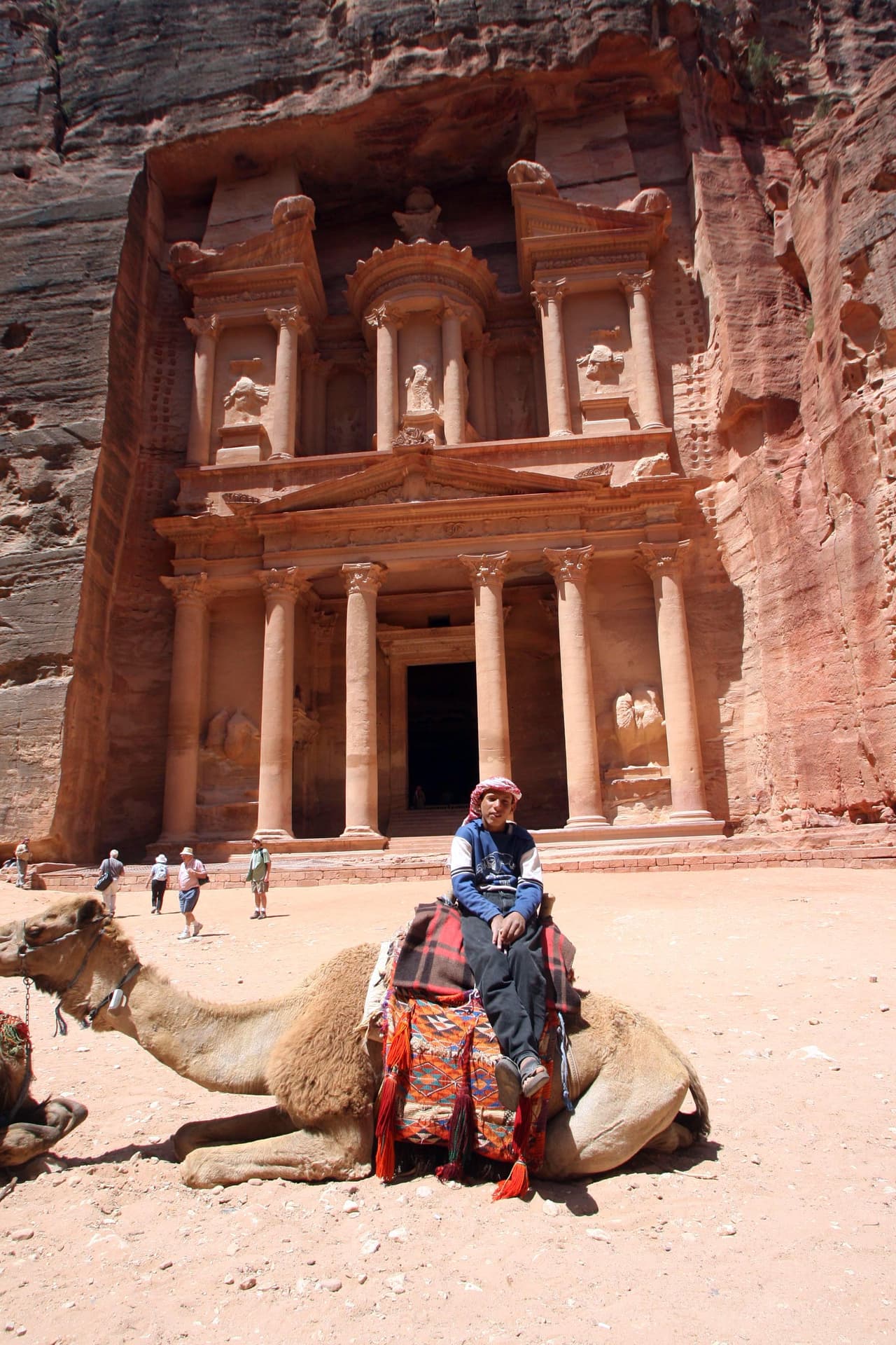 Fue una ciudad de paso clave, por reunir las rutas de la seda, el incienso y las especias, que conectaban al sur de Arabia, China e India, con Egipto, Siria, Grecia y Roma.