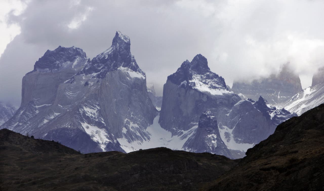 Torres del Paine, Chile. Con una superficie de 227,298 hectáreas (561 acres), el parque donde se encuentran fue declarado Reserva de la Biósfera por la UNESCO en 1978, integrando el selecto grupo de las zonas representativas de los distintos ecosistemas del mundo.
