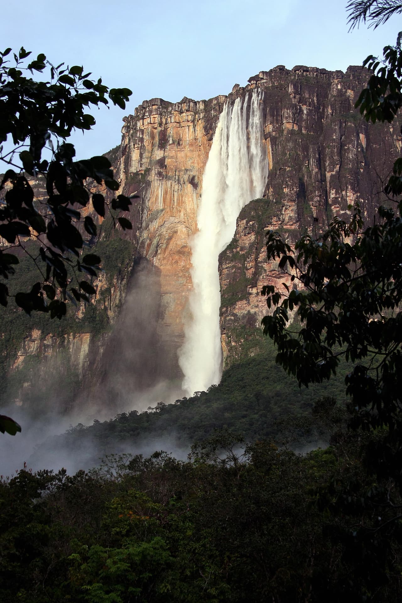 Salto Ángel, Venezuela. Sus 979 metros (321 pies) la convierten en la catarata más alta del mundo. Es 15 veces mayor que la del Niágara.
