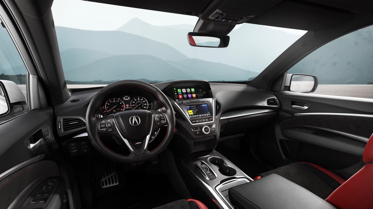 Los instrumentos y controles de la Acura MDX A-Spec 2019, con su típca configuración Honda de dos pantallas, son intuitivos y faciles de leer y operar.