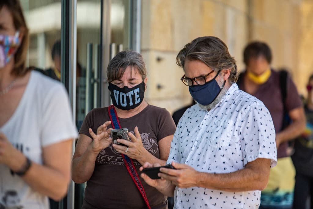 <b>¿QUÉ IDENTIFICACIÓN DEBO LLEVAR? </b>
<br>
<br>
<b>Texas</b> acepta varias opciones, 
<b><a href="https://www.aclu.org/other/conozca-sus-derechos-para-votar-texas-solo-texto#Mostrar" target="_blank">no todas deben llevar foto</a></b>. Puedes votar con una credencial de elector, licencia de conducir 
<b>(aunque no esté vigente)</b>, certificado de 
<b>ciudadanía</b> de Estados Unidos, 
<b>pasaporte</b> de Estados Unidos, un 
<b>certificado</b> de nacimiento de Estados Unidos o algún otro documento de gobierno 
<b>que muestre su nombre y su dirección</b>.