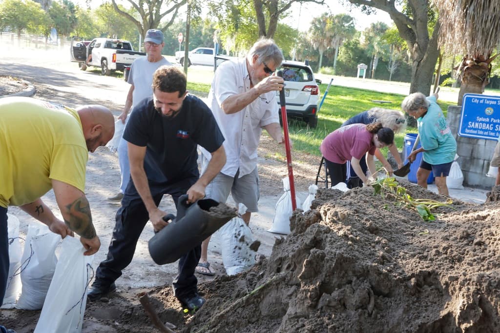En Tarpon Springs, también los residentes acudieron por sacos de arena que les permitan hacer frente a las dañinas inundaciones que podría provocar el paso del huracán Helene.
