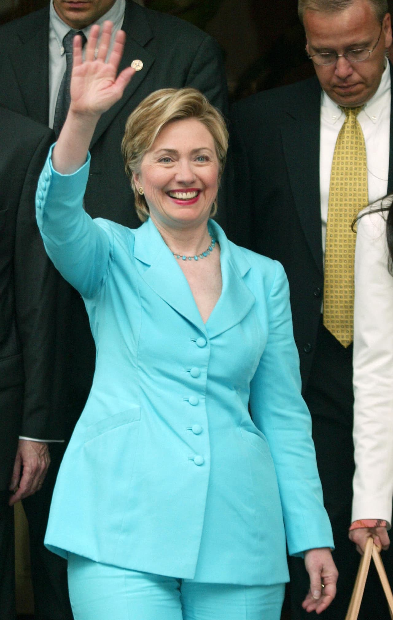 No hay que olvidar que los finales de los 90, así como los inicios del 2000 fueron años en los que era un mandato que todo combinara con todo y en el que los twin set estaban a pedir de boca. Hillary en su visita a París en 2003 hizo que su gargantilla tuviera el mismo color azul aguamarina de su traje. (PIERRE VERDY/AFP/Getty Images)