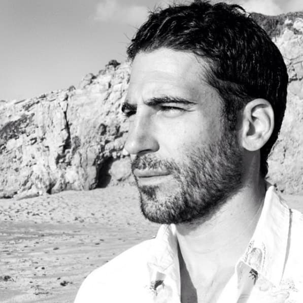 El apuesto y musculoso actor llega a la pantalla de UniMás para enamorarnos como ‘Alberto Márquez’ en la serie Velvet. Aquí te dejamos con las mejores del galán español más deseado por todas.