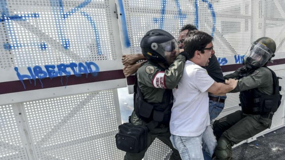 Gobierno venezolano reprime a manifestantes que piden elecciones y restitución del hilo constitucional