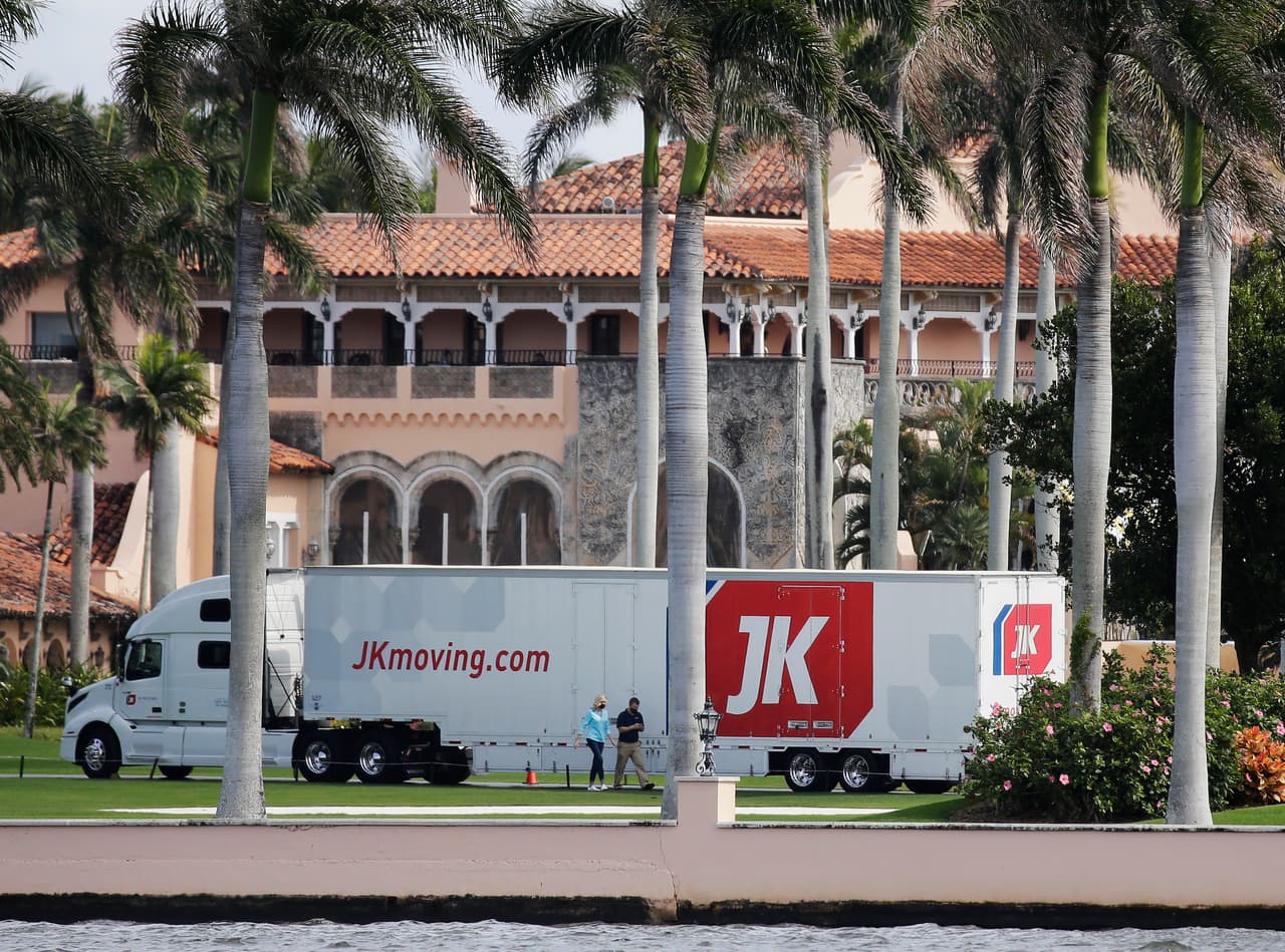Este lunes se vio un camión de mudanzas en el resort Mar-a-Lago, en donde Trump tiene su mansión, la cual parece que será su nueva residencia.