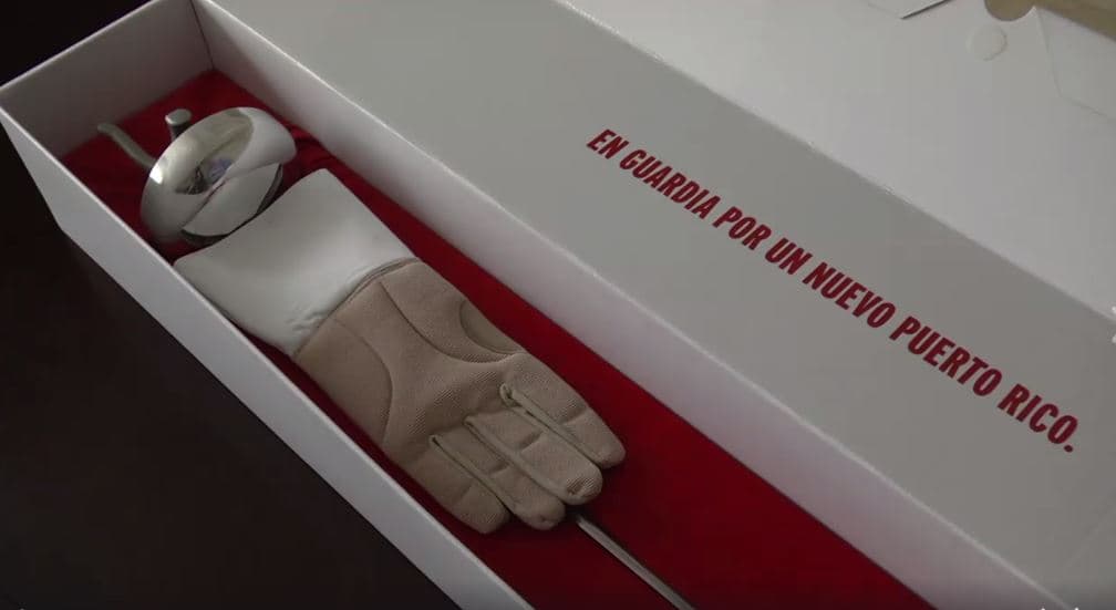 David Bernier le regala un florete a Ricardo Rosselló